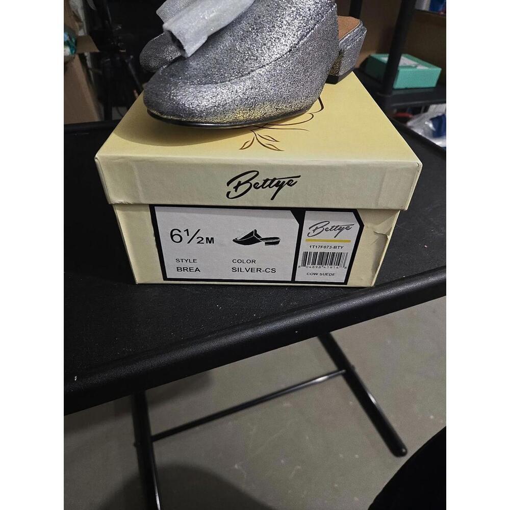 Bettye Muller Brea Silver Metallic Suede Mule Tassel Flats Size 6.5M - Picture 2 of 5
